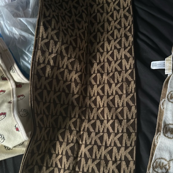 Scarf - Picture 1 of 3